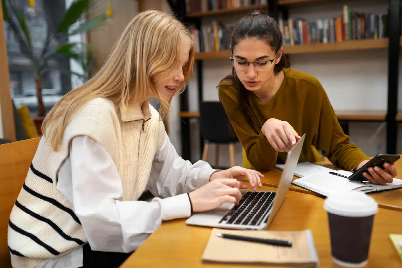 Deux collaboratrices en pleine échange illustrant l’engagement et le mécénat d’entreprise