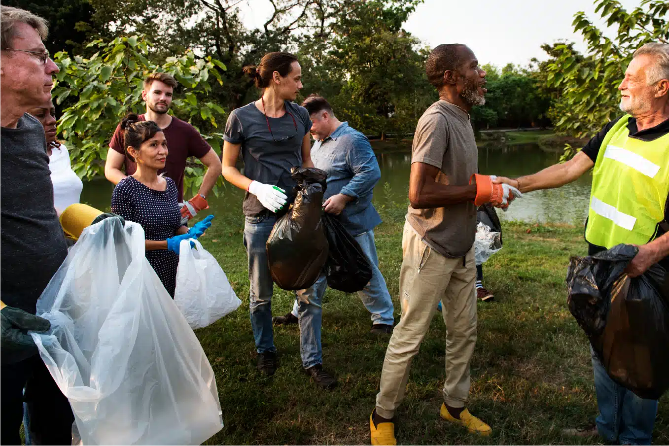 Employés participant à un team building solidaire en plein air, ramassant des déchets pour protéger l’environnement et renforcer la cohésion d’équipe.